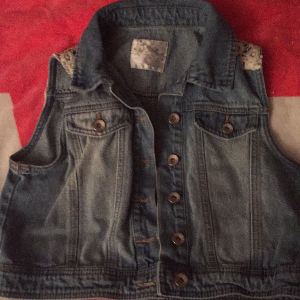 Justice jean vest